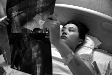 高三女生畢業(yè)拍照從高處墜落或癱瘓 將錯(cuò)過(guò)高考