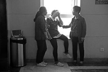 高三女生畢業(yè)拍照從高處墜落或癱瘓 將錯(cuò)過(guò)高考