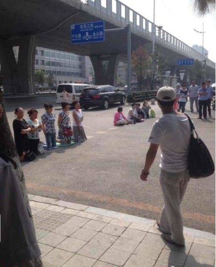 家長在遼寧教育廳門前下跪抗議招考不公