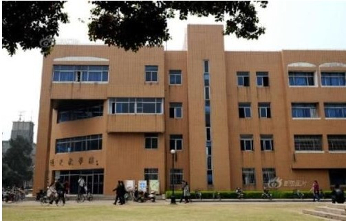 <a  data-cke-saved-href=http://www.51meishu.com/school/194.html href=http://www.51meishu.com/school/194.html target=_blank class=infotextkey><a  data-cke-saved-href=http://www.51meishu.com/school/194.html href=http://www.51meishu.com/school/194.html target=_blank class=infotextkey>蘇州大學(xué)</a></a>逸夫樓.jpg