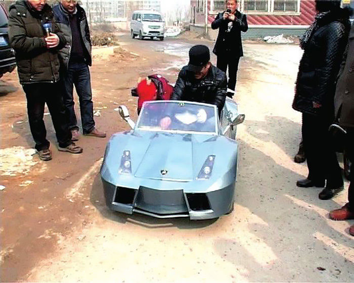 大爺自造“蘭博基尼”送孫子 大爺自造“蘭博基尼”送孫子.jpg