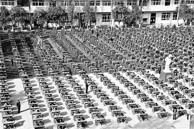 寶雞一學(xué)校霸氣考試，老師望遠鏡監(jiān)考1200學(xué)生