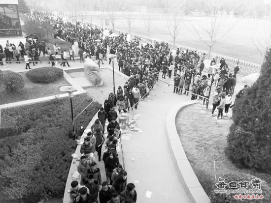 師大校園里藝考生寒風(fēng)中排起長(zhǎng)龍