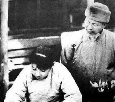 美術生一生娶這么多年輕的美女，太勵志了！