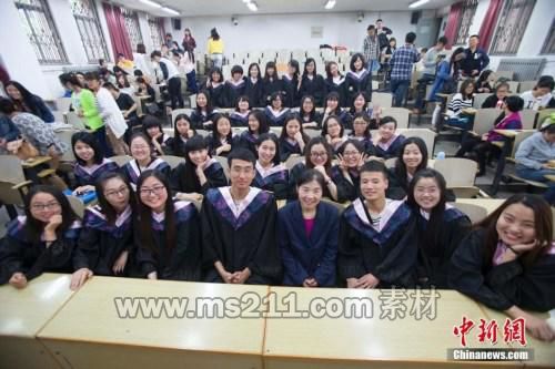 資料圖：2016年5月23日，山西太原，山西大學(xué)畢業(yè)生與老師進(jìn)行合影。中新社記者 張云 攝