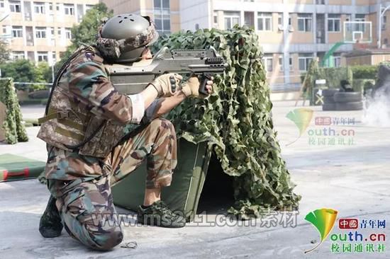 圖為軍體課CS真人對抗活動(dòng)。學(xué)校供圖