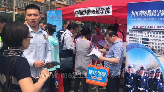 中國消防救援學(xué)院咨詢處工作人員為前來咨詢的家長講解。新京報(bào)記者 李麗霞 攝