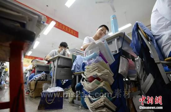 資料圖：河北省邯鄲市第一中學(xué)，即將參加高考的高三學(xué)生在上晚自習(xí)。中新社發(fā) 郝群英 攝 圖片來源：CNSPHOTO