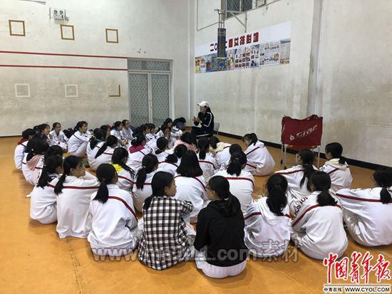 多與同學(xué)溝通，實(shí)現(xiàn)社交性“互助”，可以緩解焦慮。劉昶榮/攝