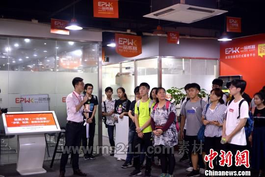 集美大學(xué)組織臺(tái)灣學(xué)生參觀兩岸青年創(chuàng)業(yè)基地。