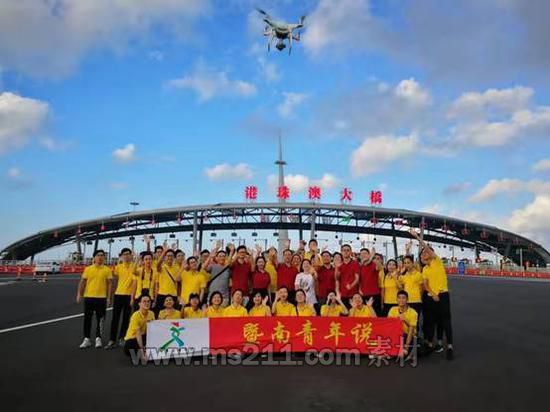 港澳臺(tái)僑學(xué)生到港珠澳大橋參觀。 暨南大學(xué)供圖