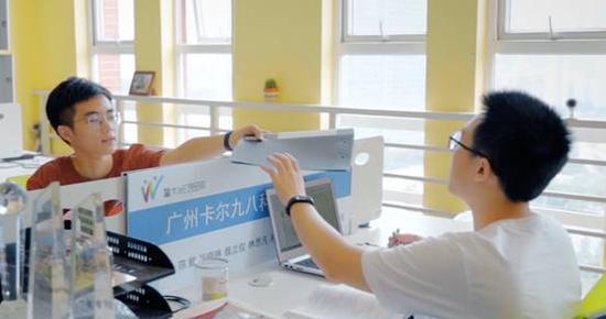 在暨南大學(xué)WE創(chuàng)空間，創(chuàng)業(yè)團(tuán)隊(duì)正在辦公。 暨南大學(xué)供圖