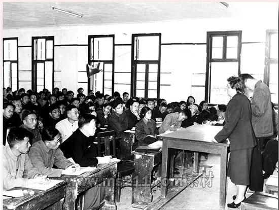 列寧格勒師范學院院長娥·芙·杰普莉茨卡婭在華東師范大學授課