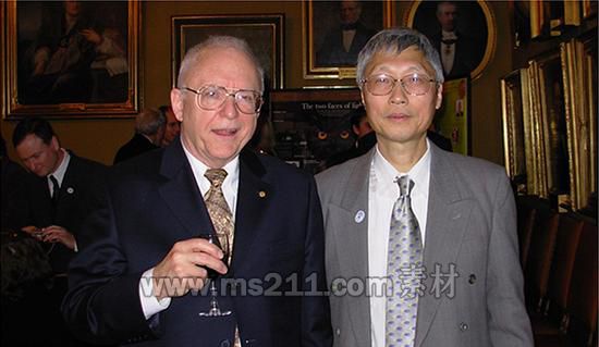 2005年馬龍生教授（右）相關研究成果被載入諾貝爾物理學獎公告資料后，受邀出席頒獎典禮與約翰·霍爾合影。