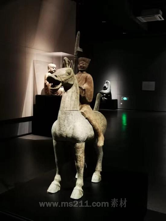 10月8日，公眾號“江上說的”作者江上在重慶大學博物館拍攝的人騎青銅俑。 受訪者供圖