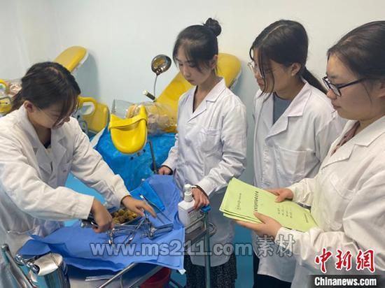 2010年，蘭州大學(xué)承擔(dān)農(nóng)村訂單定向免費(fèi)醫(yī)學(xué)生培養(yǎng)項(xiàng)目，重點(diǎn)為鄉(xiāng)鎮(zhèn)衛(wèi)生院及以下的醫(yī)療衛(wèi)生機(jī)構(gòu)培養(yǎng)從事全科醫(yī)療的衛(wèi)生人才。圖為免費(fèi)醫(yī)學(xué)定向生認(rèn)識(shí)婦科檢查器械。 本文圖均為 中新網(wǎng) 資料圖