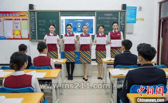 四川方言課現(xiàn)場?！＄娦馈z