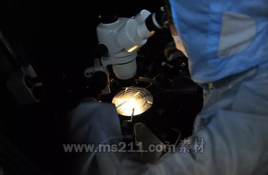  實(shí)驗(yàn)人員在檢測(cè)臺(tái)上對(duì)元器件進(jìn)行檢測(cè)