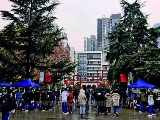 11月30日,山東新高考模擬考首日,山東師范大學(xué)附屬中學(xué)考點(diǎn),考生在排隊(duì)等待安檢?！↓R魯晚報(bào)·齊魯壹點(diǎn)記者　徐玉芹　攝