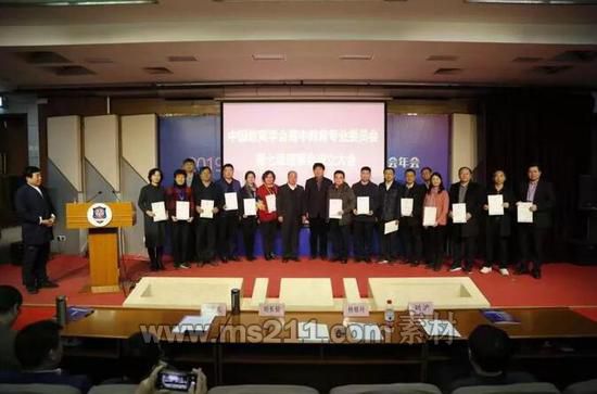 高專委第七屆理事會理事代表現(xiàn)場獲頒聘書