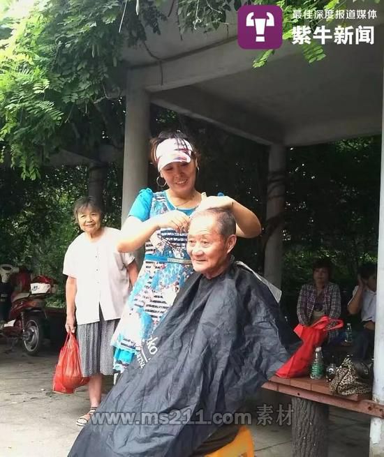 熱心公益的周大姐在給老人理發(fā)
