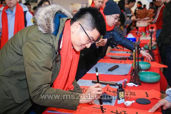 北航學(xué)生在“年味一條街”體驗寫春聯(lián)。 北航宣傳部供圖