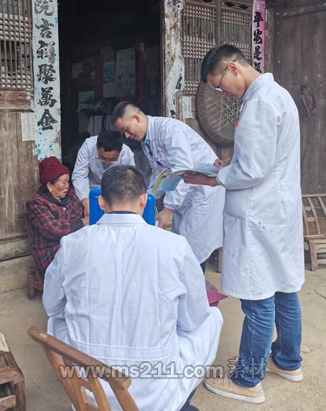 家庭全科醫(yī)生在貴州省遵義玉屏侗族自治縣大龍鎮(zhèn)到戶走訪
