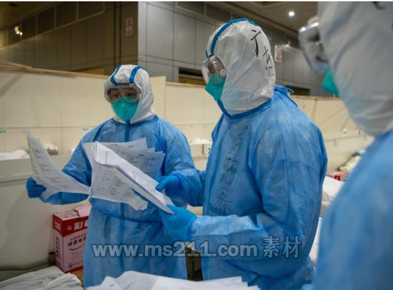 劉曉春（中）在江漢方艙醫(yī)院工作