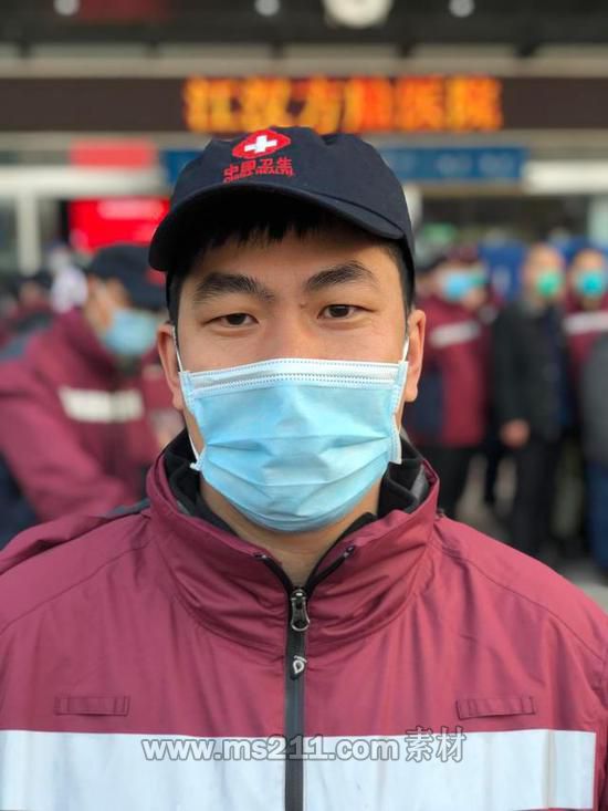 廣東援鄂醫(yī)療隊(duì)隊(duì)員劉曉春 高龍\攝